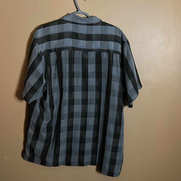 Black checkered short sleeve shirt buttons. B5 - Picture 4 of 4
